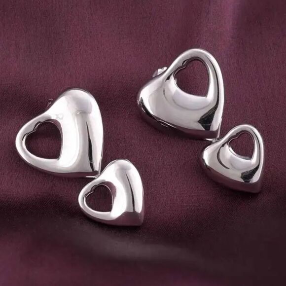 REVOLVE Jewelry - Silver Heart Earrings A965